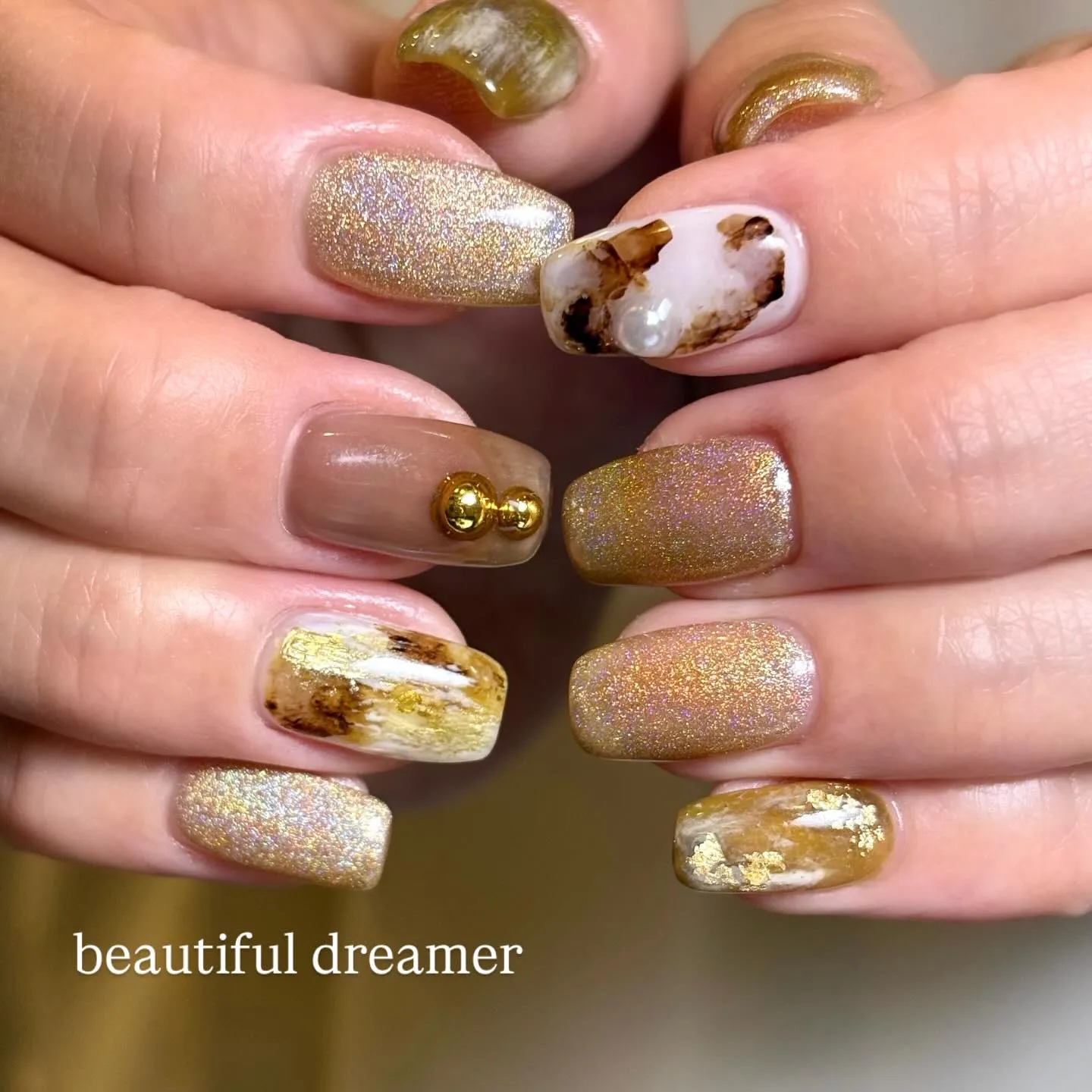 ブラウン、ゴールド、絶妙なグリーンカラーでニュアンスネイル。